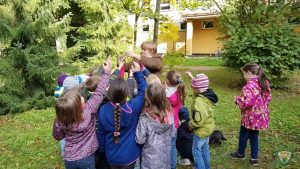 děti při lesní pedagogice