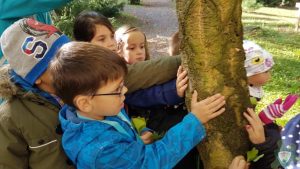 děti u kmene třešně